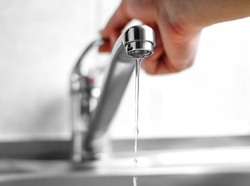少量のお湯を吐水しつづける